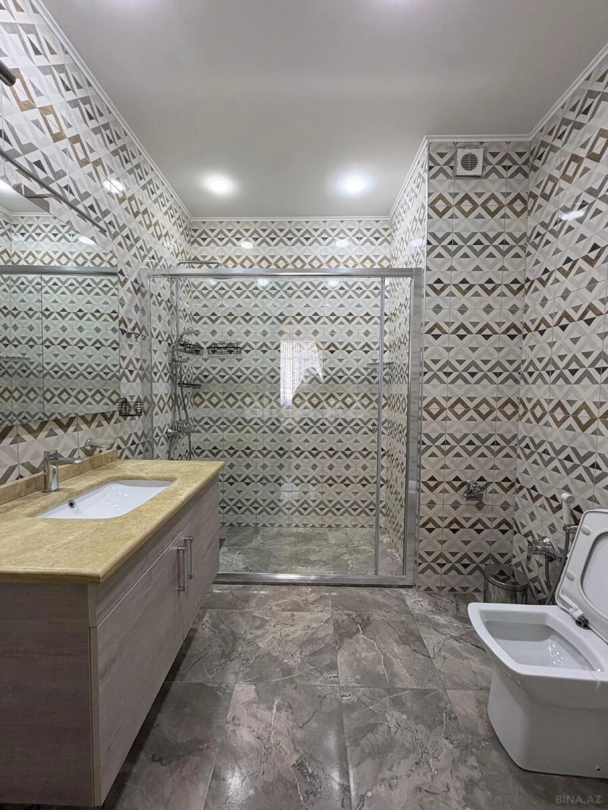 Kirayə verilir 4 otaqlı mənzil 170 m²