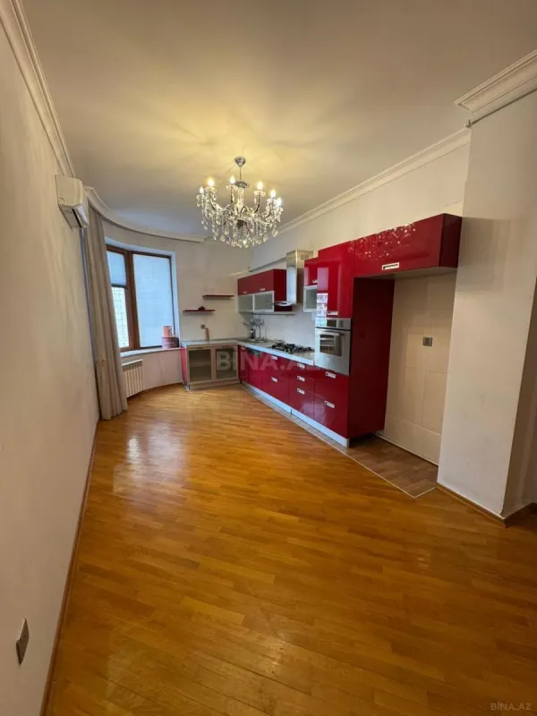 Satılır 4 otaqlı mənzil 160 m²