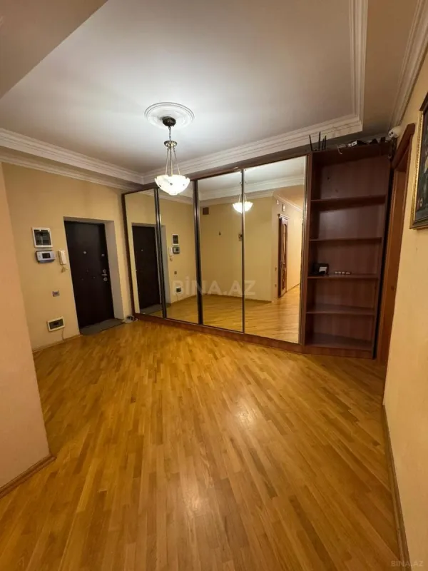 Satılır 4 otaqlı mənzil 160 m²