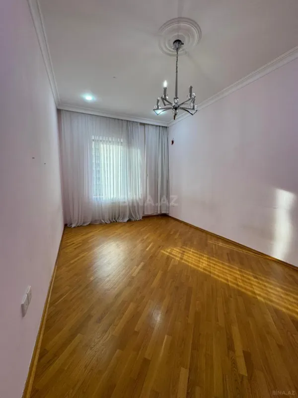 Satılır 4 otaqlı mənzil 160 m²