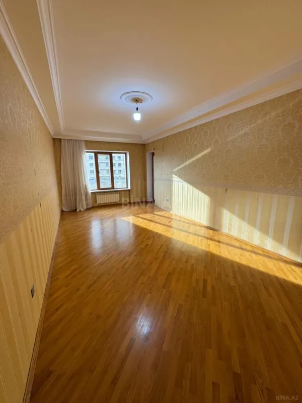 Satılır 4 otaqlı mənzil 160 m²