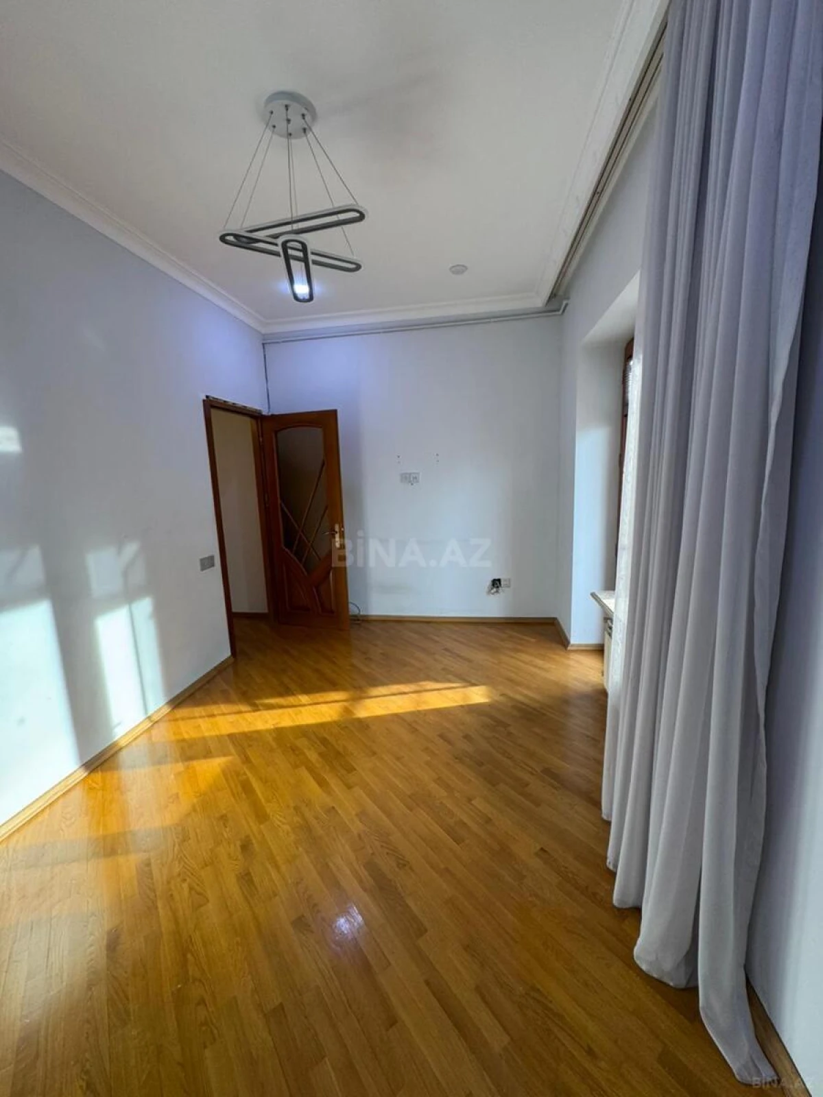 Satılır 4 otaqlı mənzil 160 m²