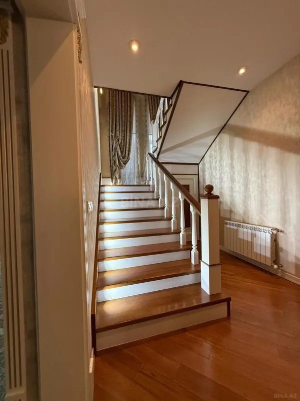 Satılır 7 otaqlı həyət evi 385 m²