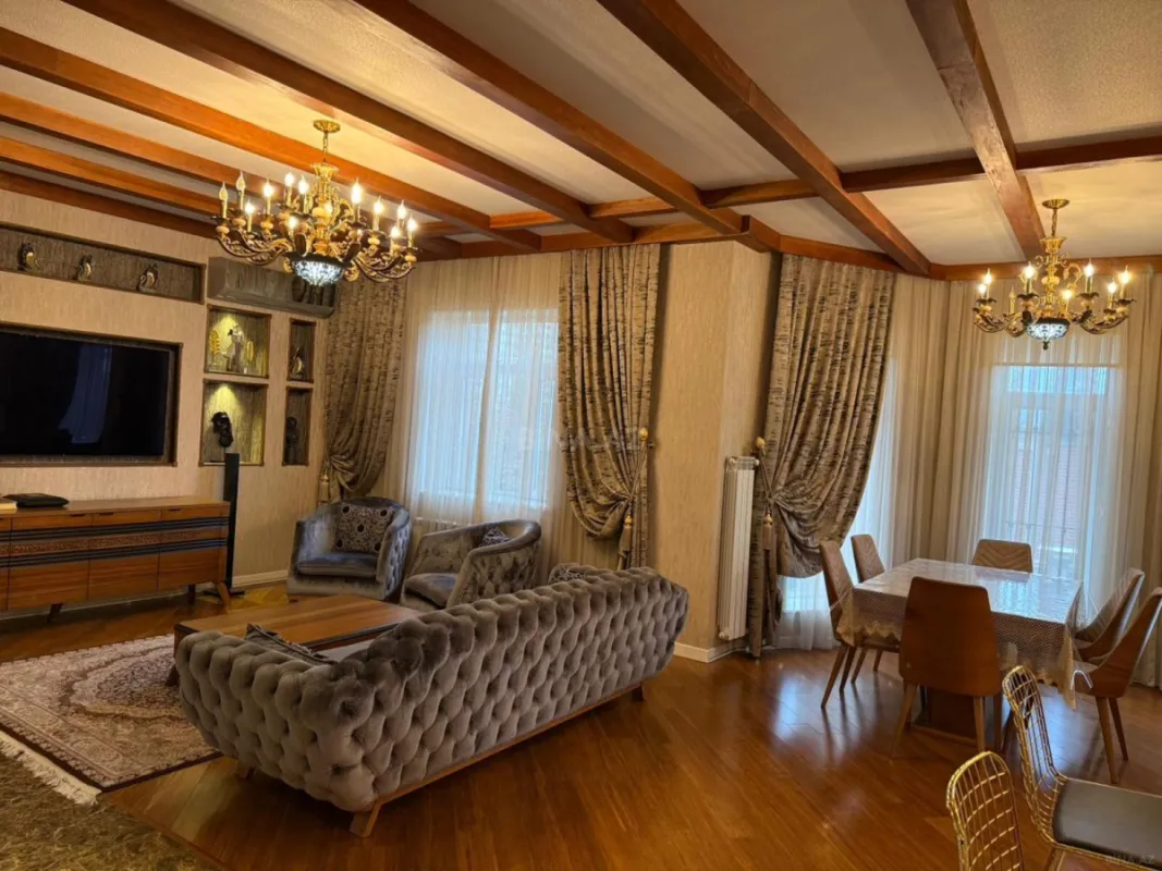Satılır 7 otaqlı həyət evi 385 m²