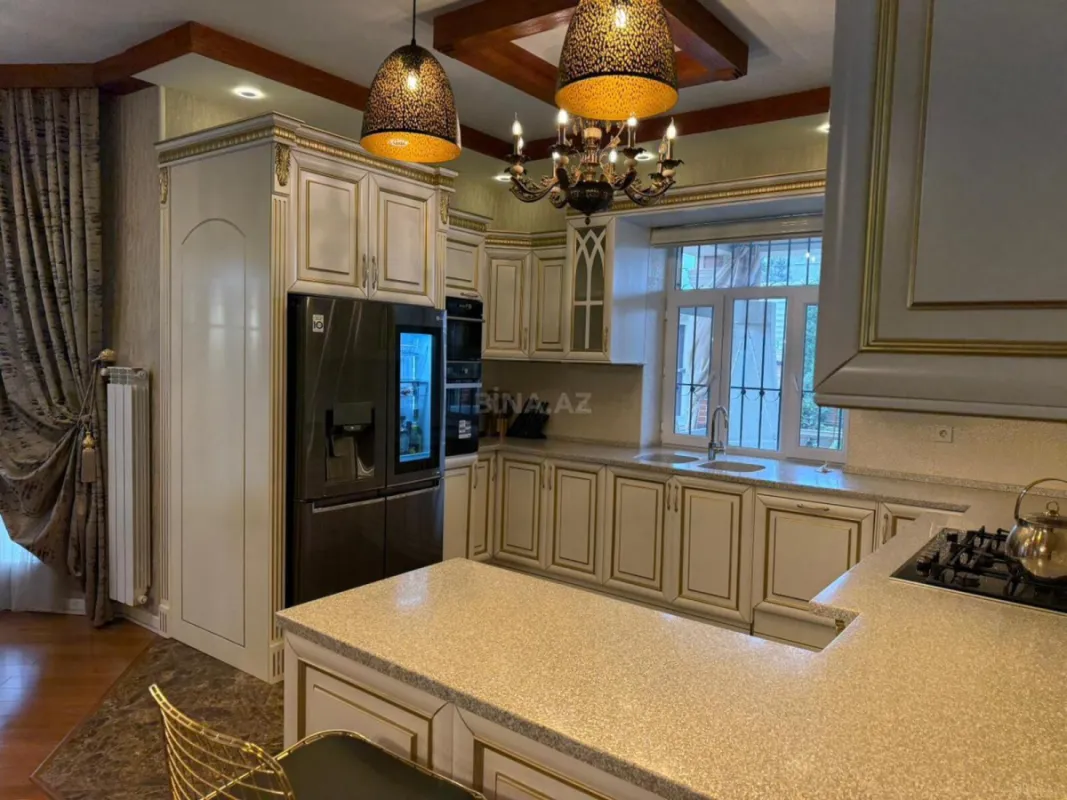 Satılır 7 otaqlı həyət evi 385 m²
