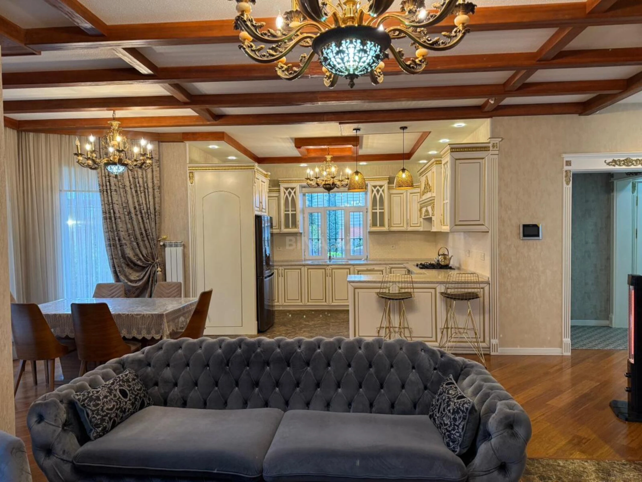 Satılır 7 otaqlı həyət evi 385 m²