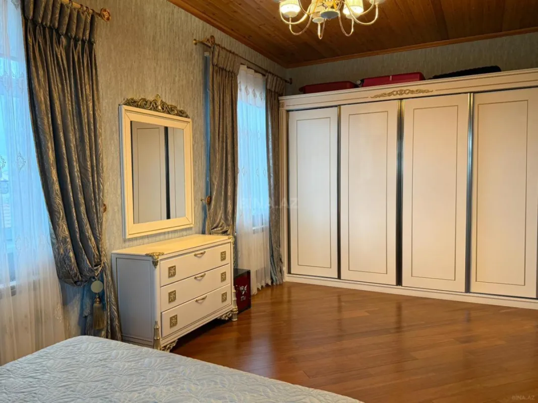 Satılır 7 otaqlı həyət evi 385 m²