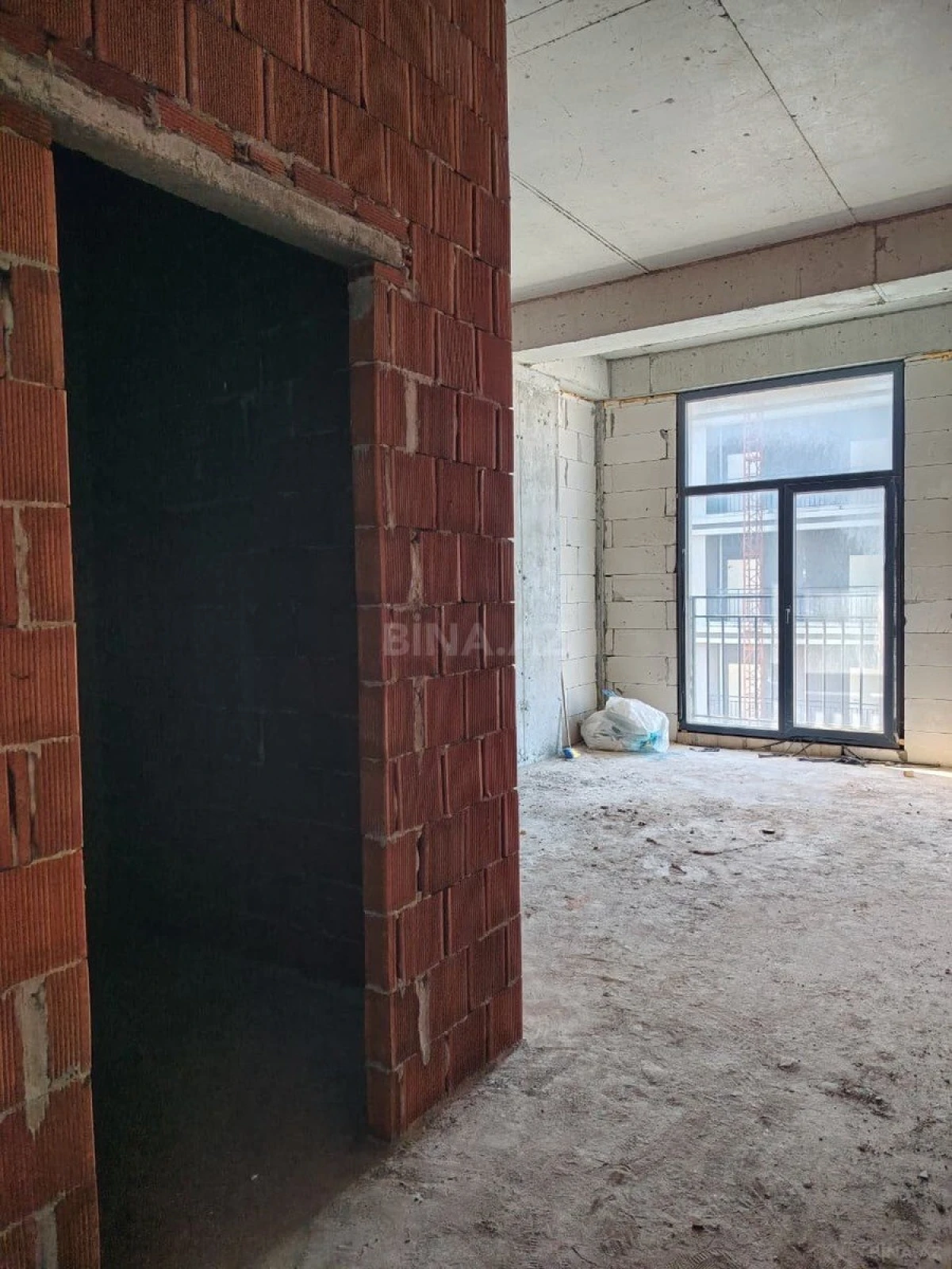 Satılır 4 otaqlı mənzil 135 m²