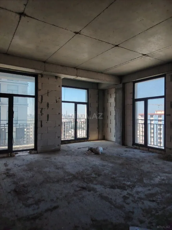 Satılır 4 otaqlı mənzil 135 m²