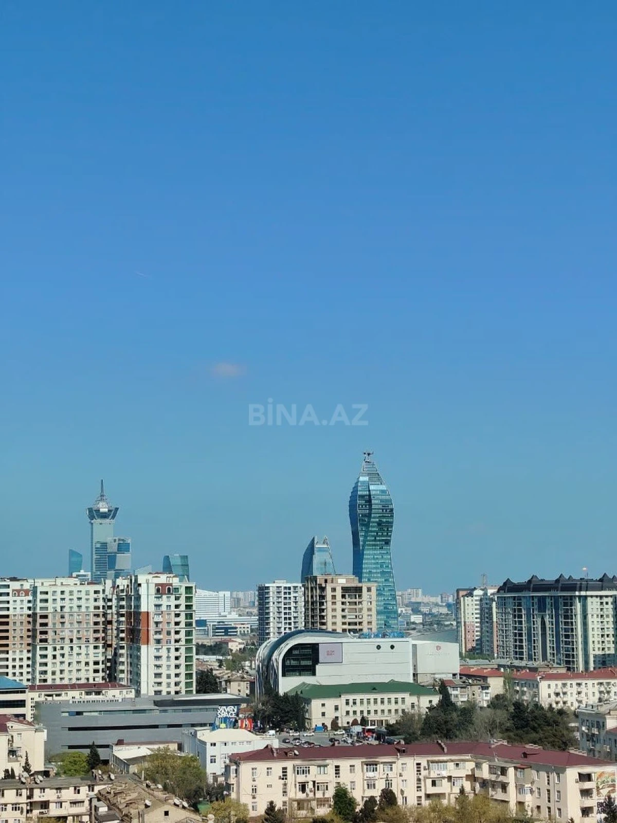 Satılır 4 otaqlı mənzil 135 m²