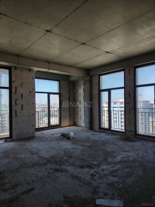 Satılır 4 otaqlı mənzil 135 m²