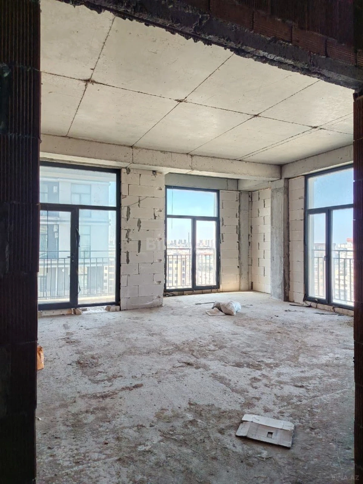 Satılır 4 otaqlı mənzil 135 m²