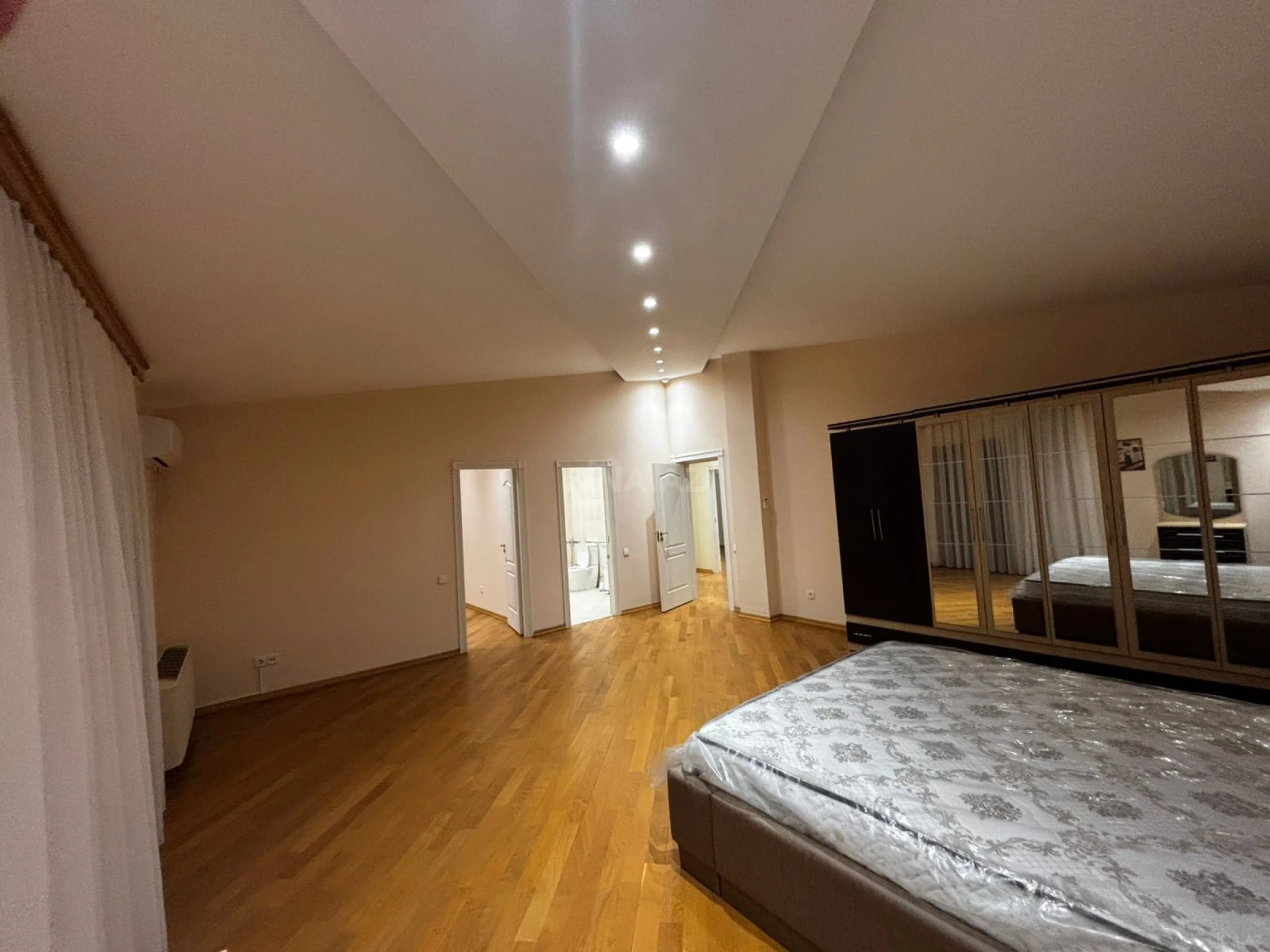 Kirayə verilir 6 otaqlı mənzil 330 m²