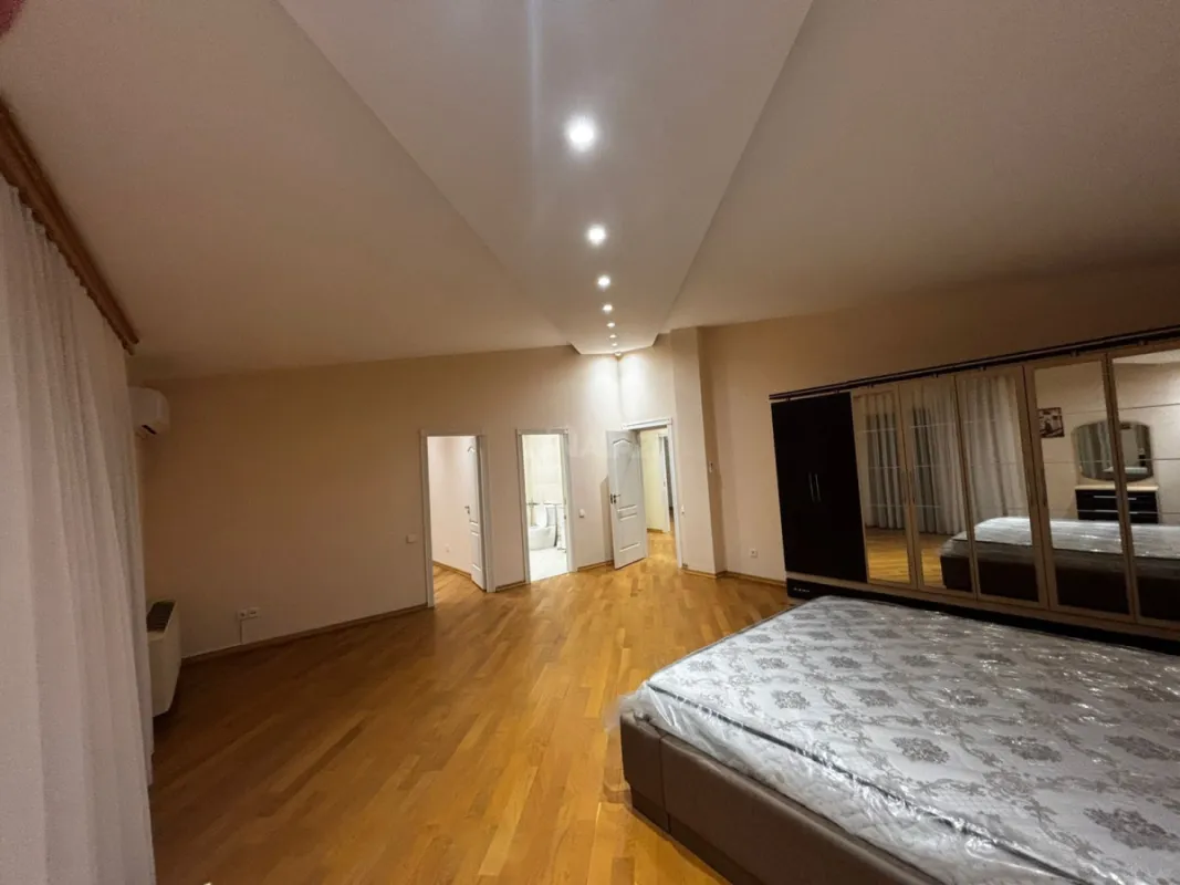 Kirayə verilir 6 otaqlı mənzil 330 m²