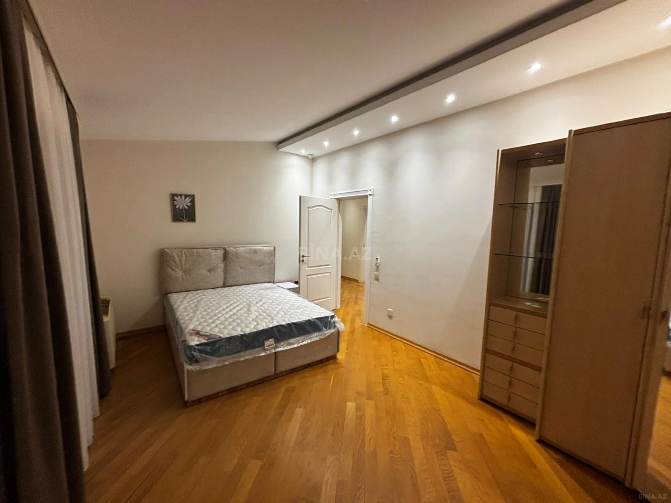 Kirayə verilir 6 otaqlı mənzil 330 m²