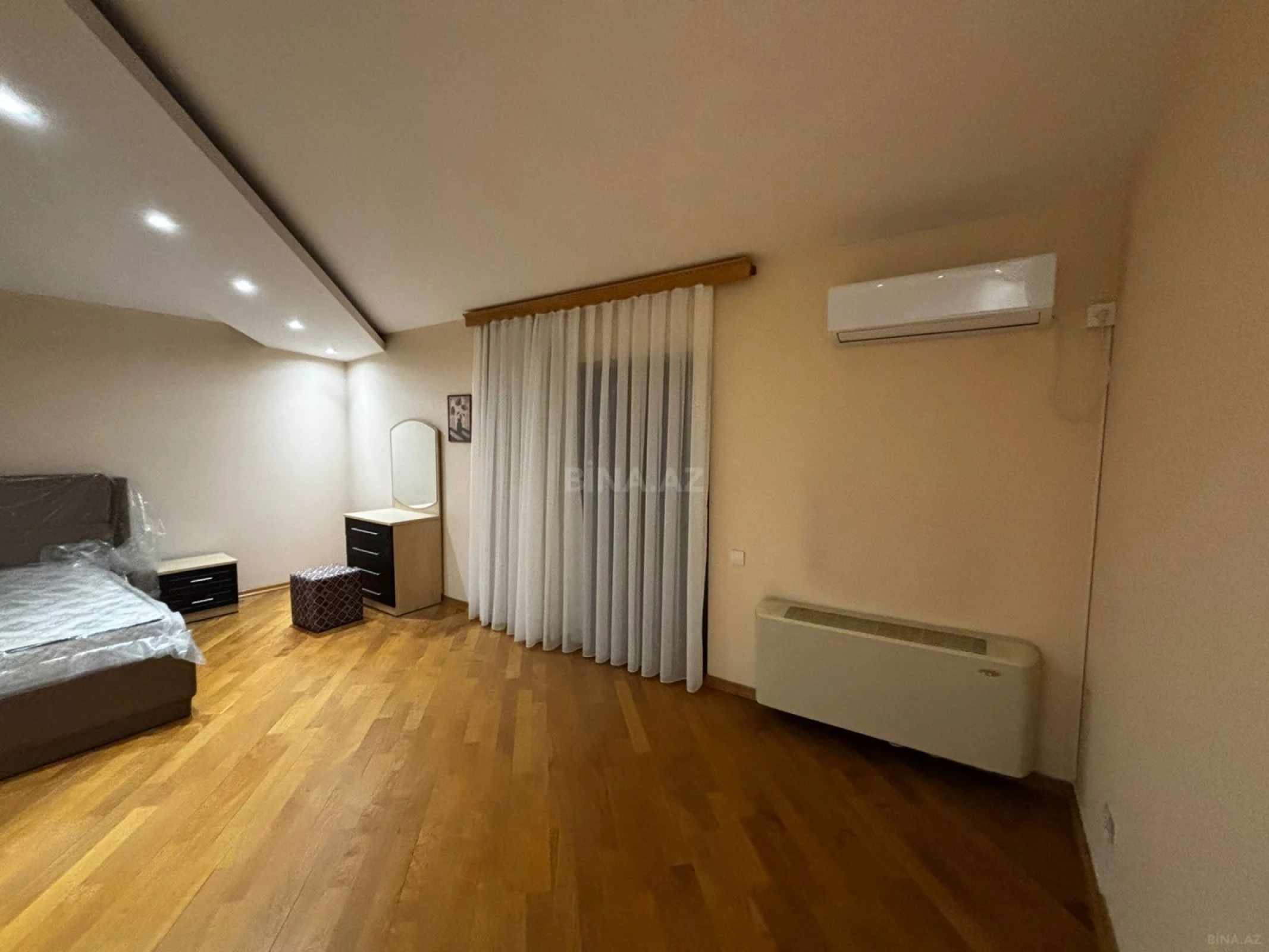 Kirayə verilir 6 otaqlı mənzil 330 m²