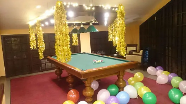 Kirayə verilir 6 otaqlı mənzil 330 m²