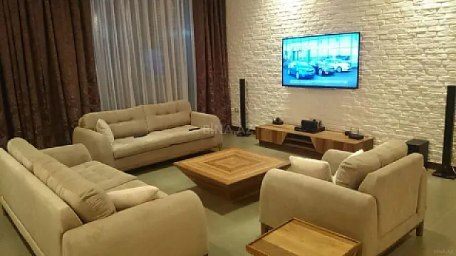 Kirayə verilir 6 otaqlı mənzil 330 m²