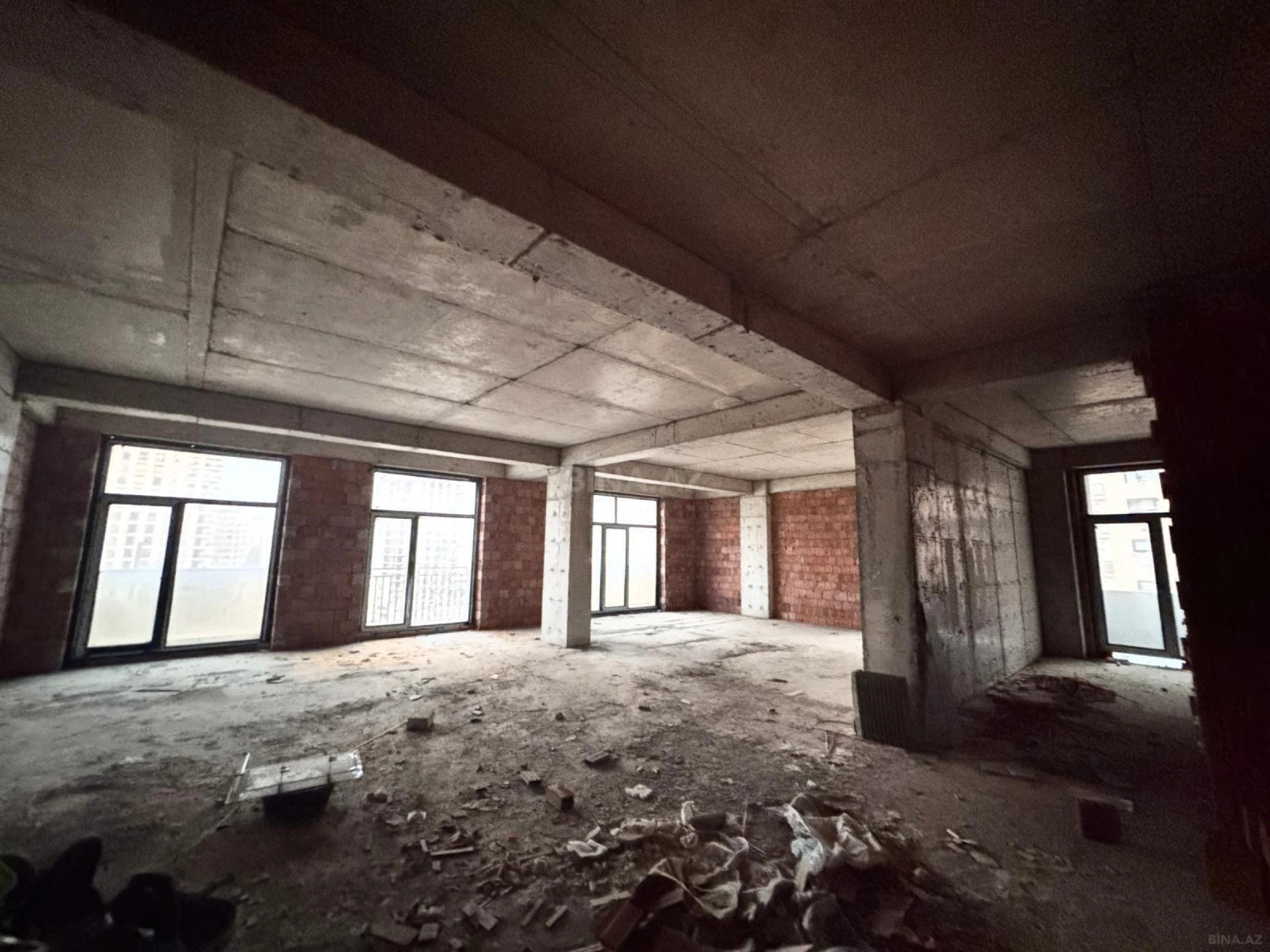 Satılır 4 otaqlı mənzil 149 m²