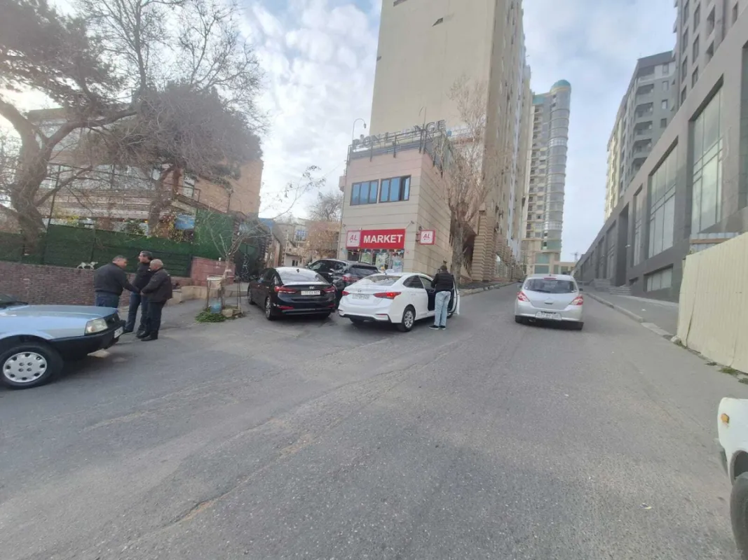 Satılır obyekt 325 m²