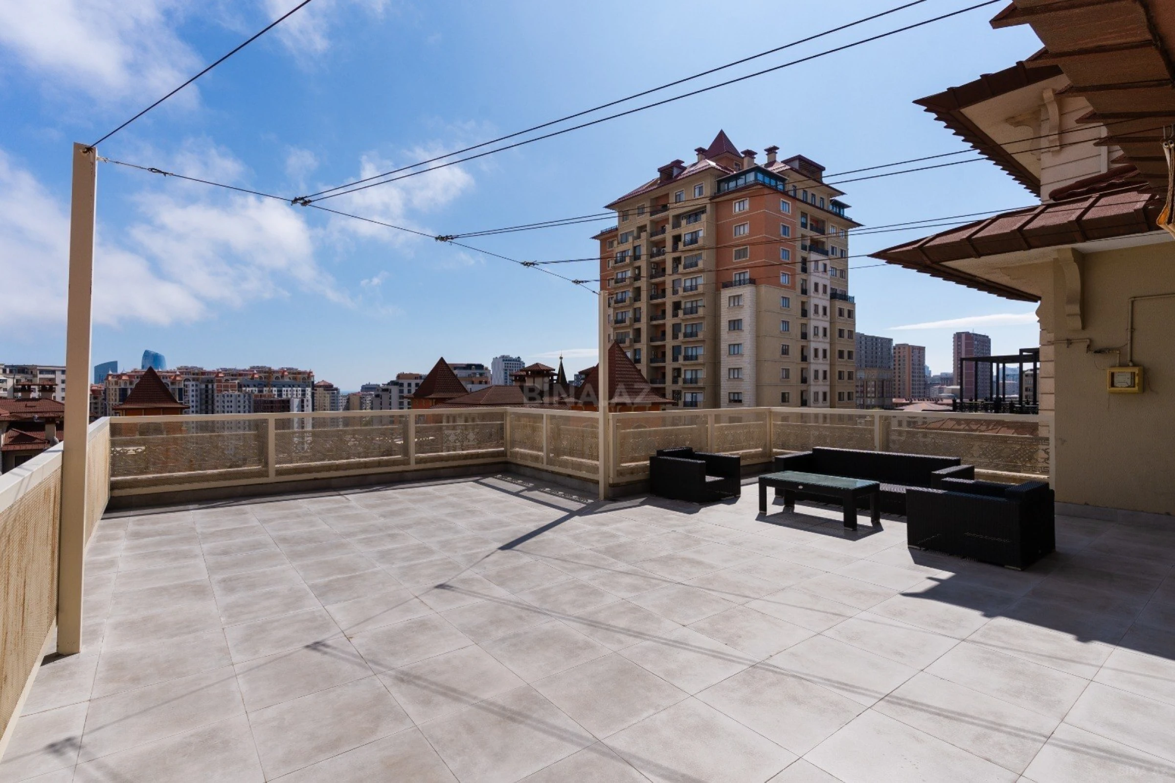 Kirayə verilir 6 otaqlı mənzil 370 m²