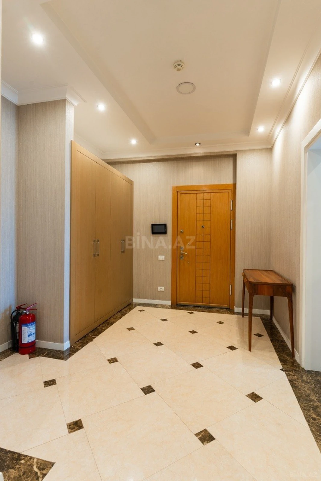 Kirayə verilir 6 otaqlı mənzil 370 m²