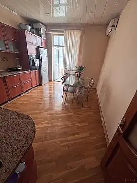 Satılır 3 otaqlı mənzil 130 m²