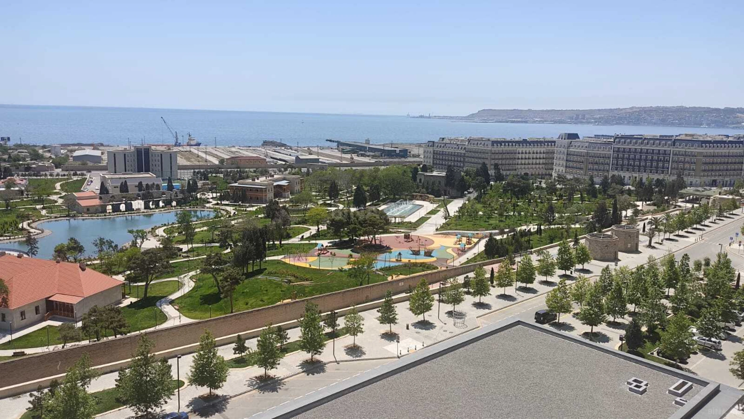 Satılır 7 otaqlı mənzil 342 m²