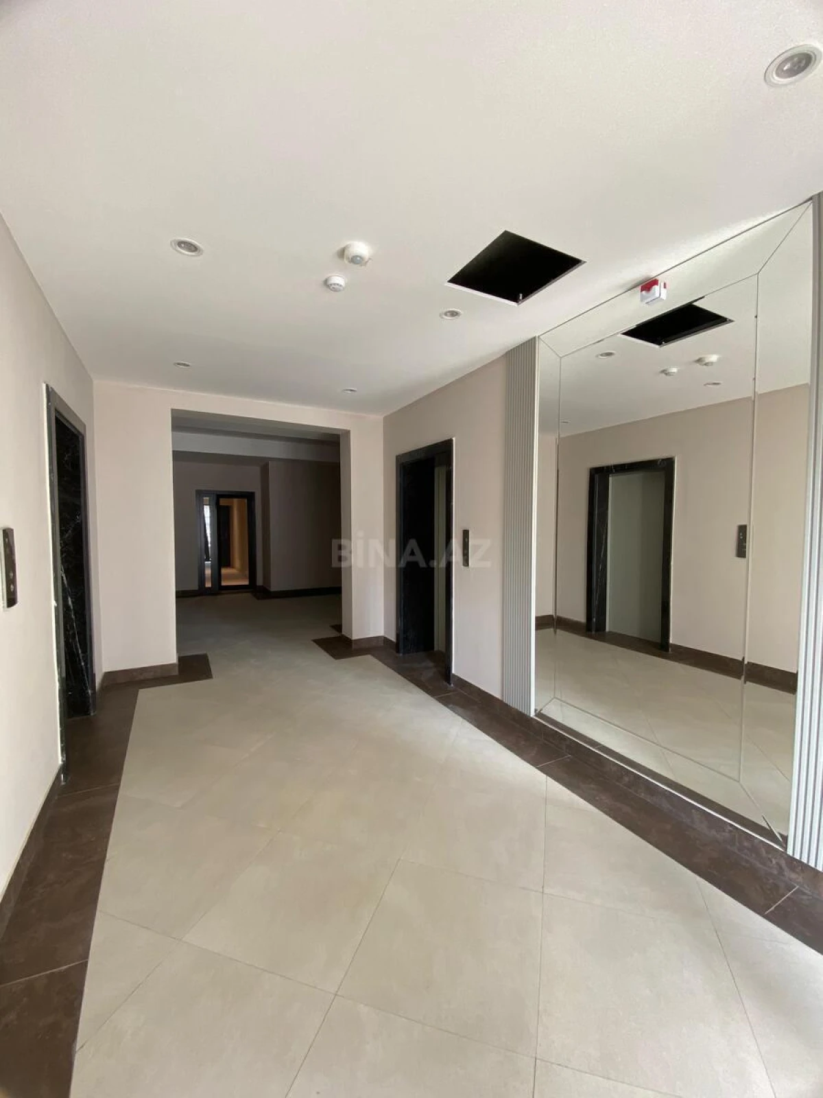 Satılır 4 otaqlı mənzil 194 m²