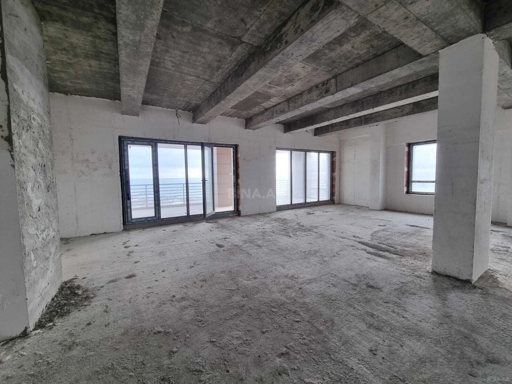 Satılır 4 otaqlı mənzil 194 m²