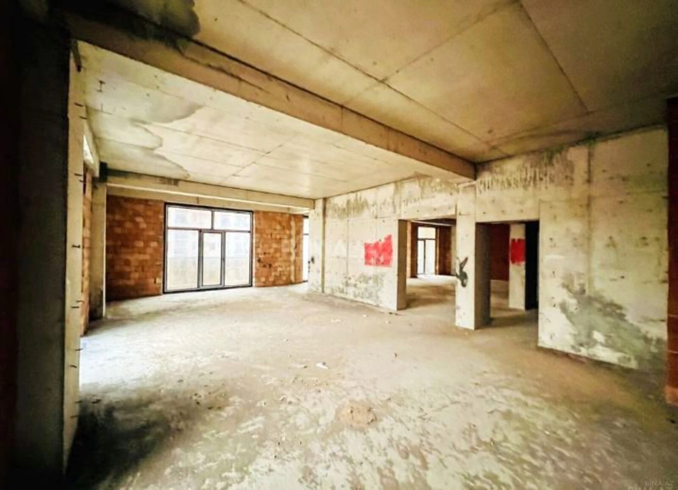 Satılır 4 otaqlı mənzil 195 m²