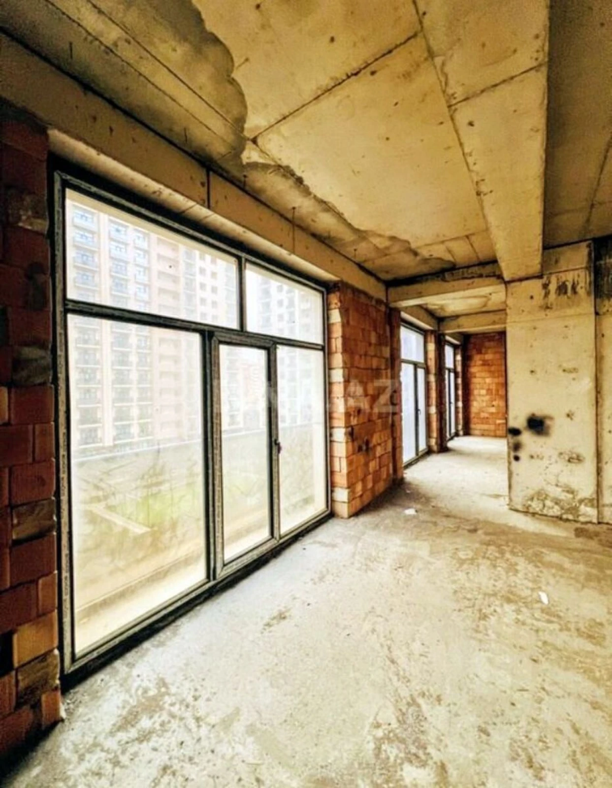 Satılır 4 otaqlı mənzil 195 m²