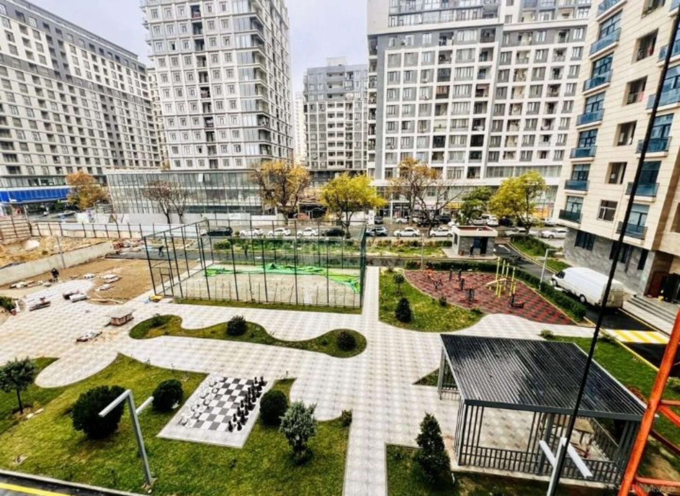 Satılır 4 otaqlı mənzil 195 m²