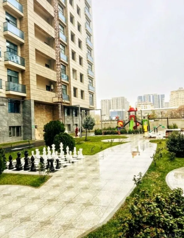 Satılır 4 otaqlı mənzil 195 m²