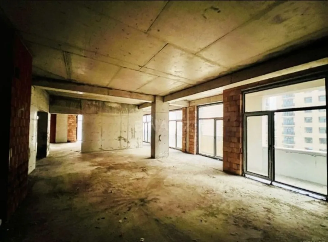 Satılır 4 otaqlı mənzil 195 m²