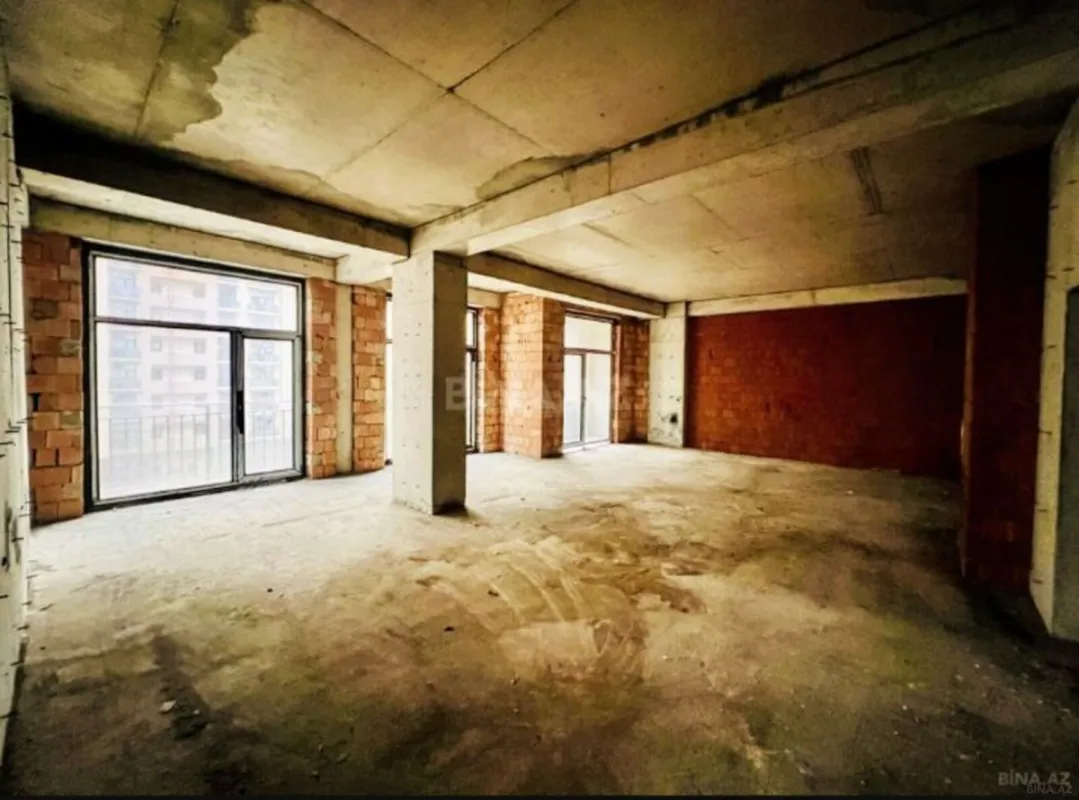 Satılır 4 otaqlı mənzil 195 m²