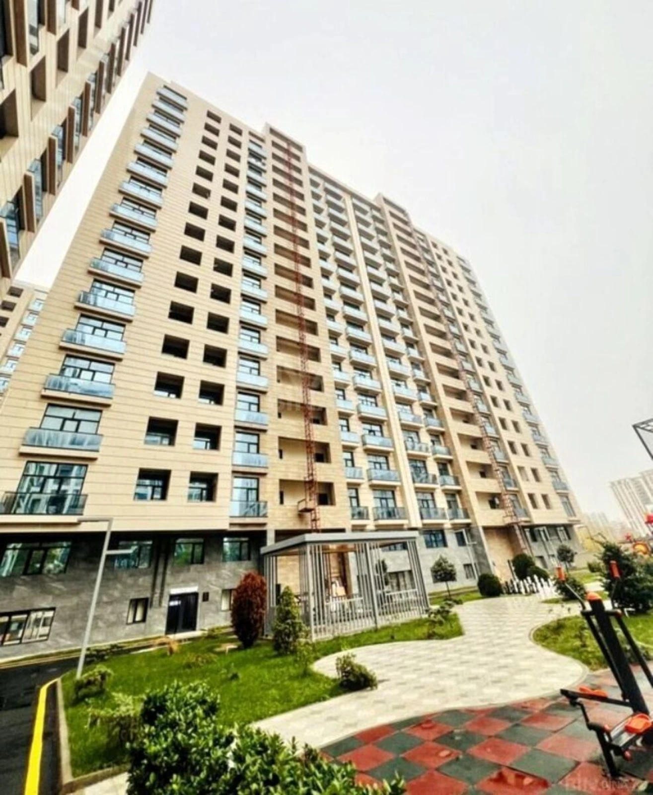 Satılır 4 otaqlı mənzil 195 m²