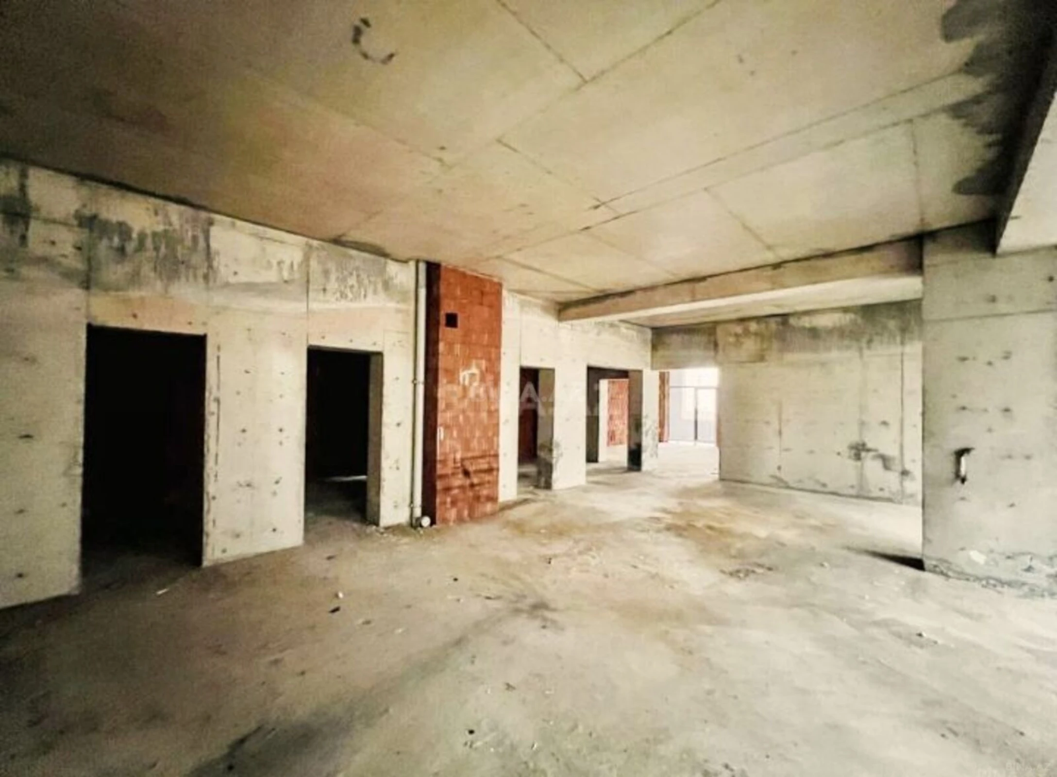 Satılır 4 otaqlı mənzil 195 m²