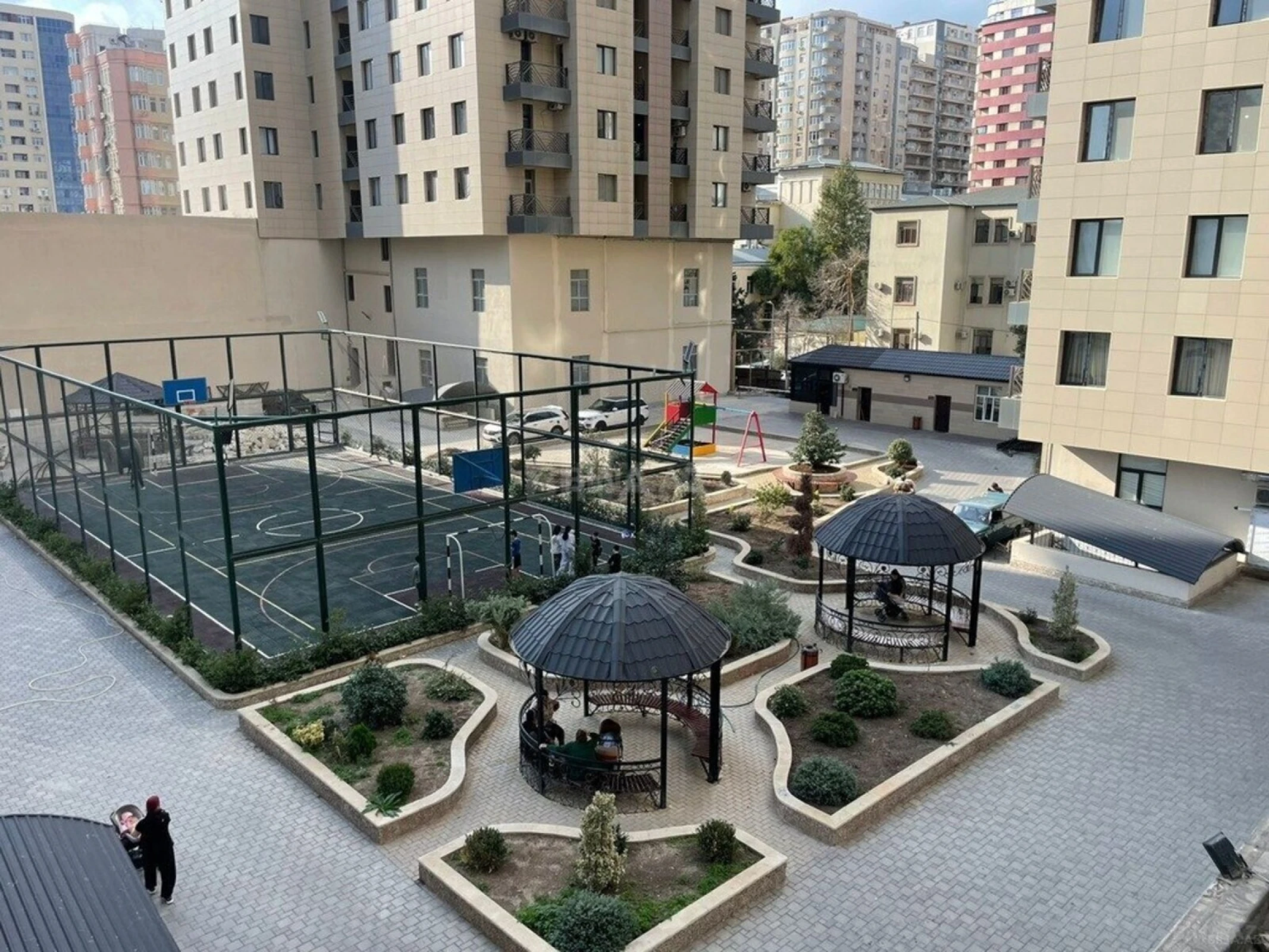 Satılır 4 otaqlı mənzil 193 m²