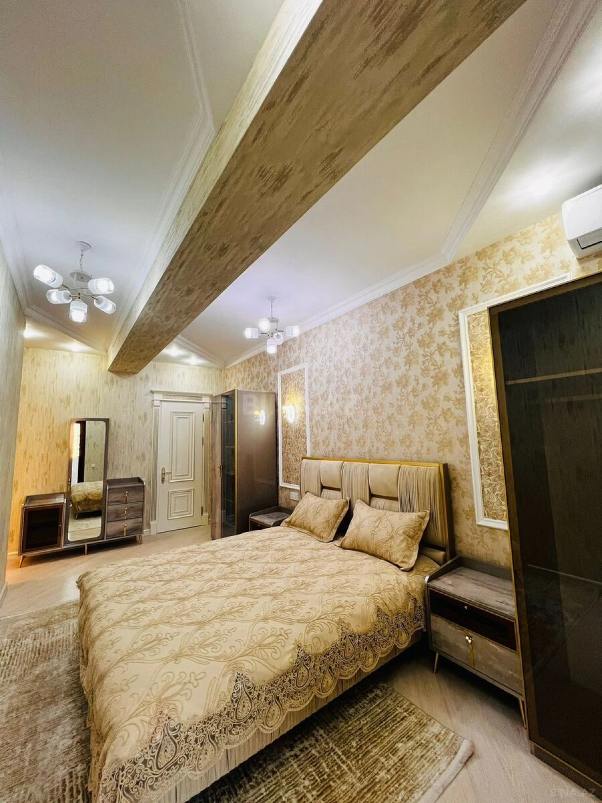 Satılır 4 otaqlı mənzil 165 m²