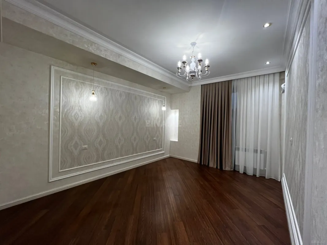 Satılır 4 otaqlı mənzil 175 m²