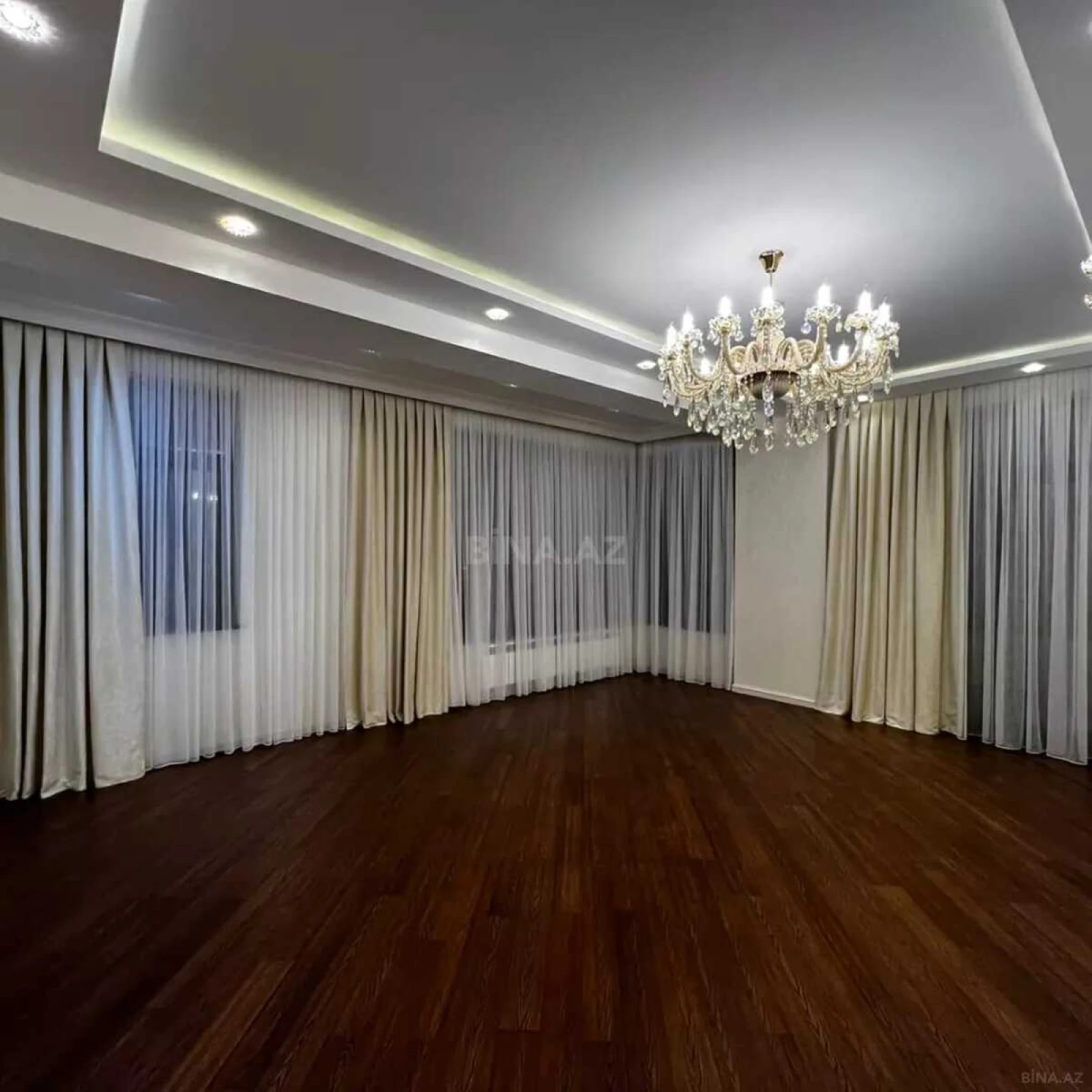 Satılır 4 otaqlı mənzil 175 m²