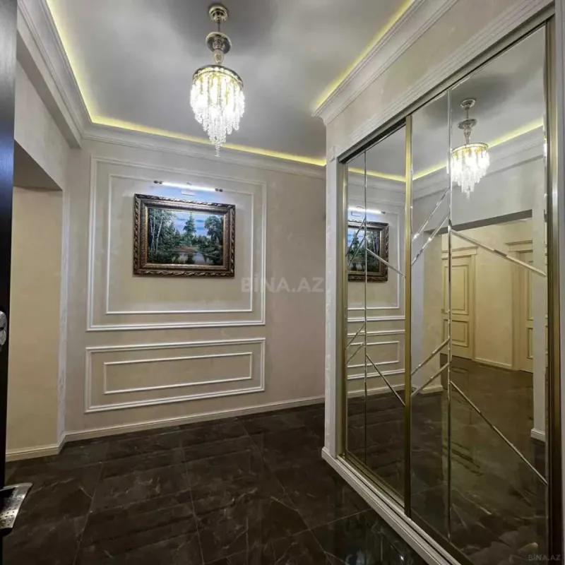 Satılır 4 otaqlı mənzil 175 m²