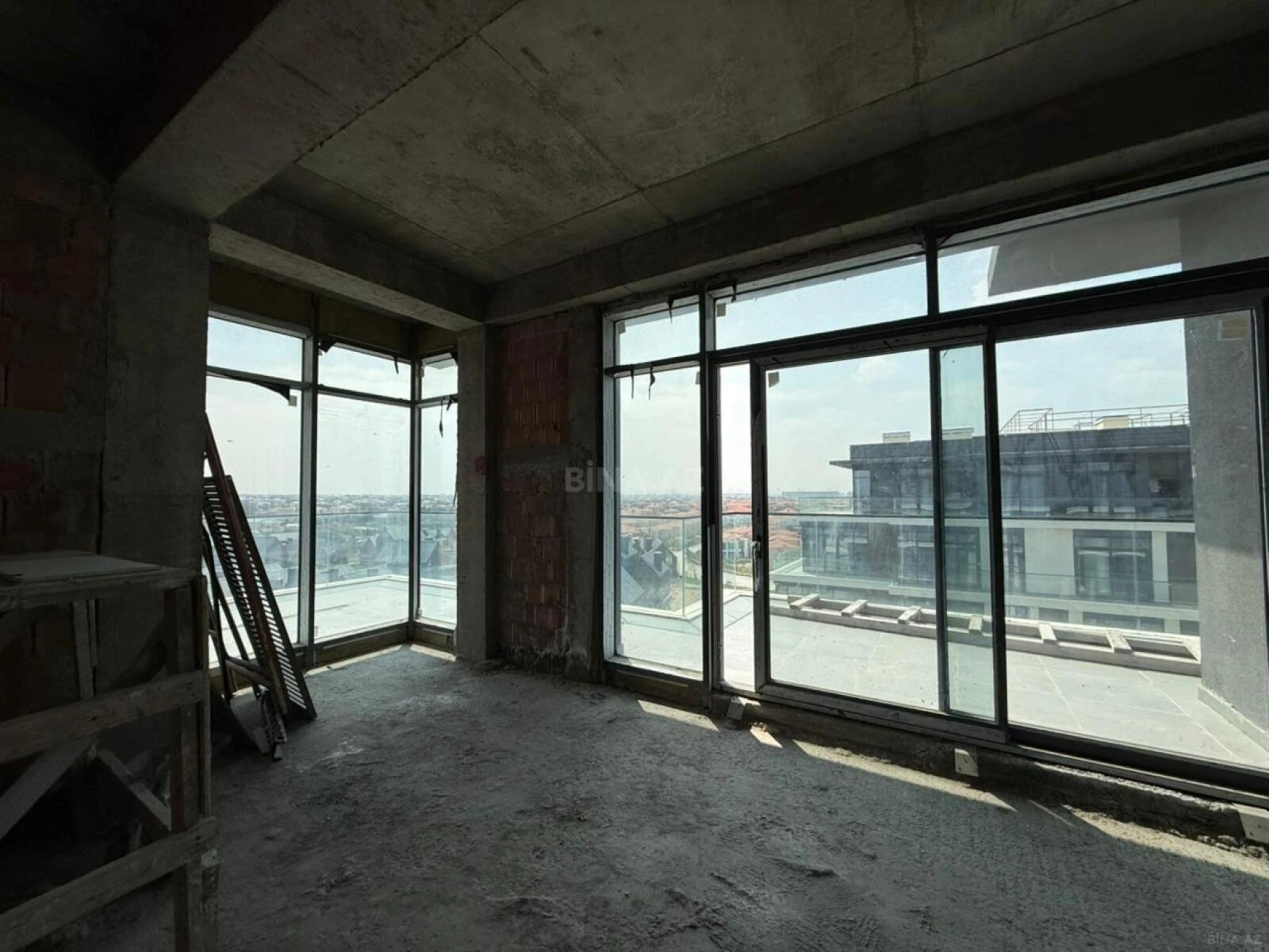 Satılır 3 otaqlı mənzil 122 m²