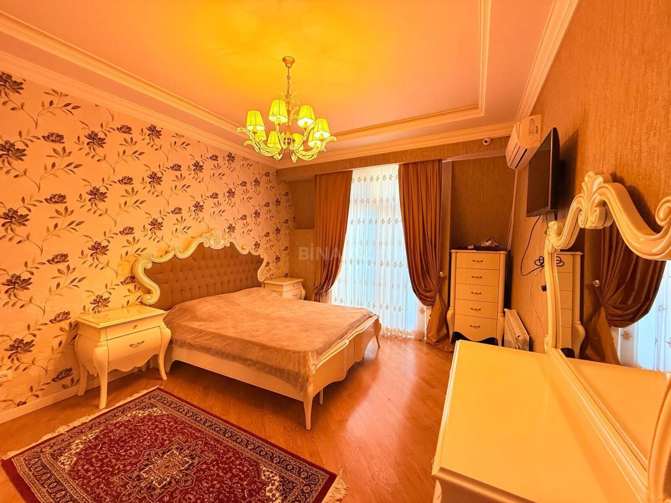 Kirayə verilir 5 otaqlı mənzil 250 m²