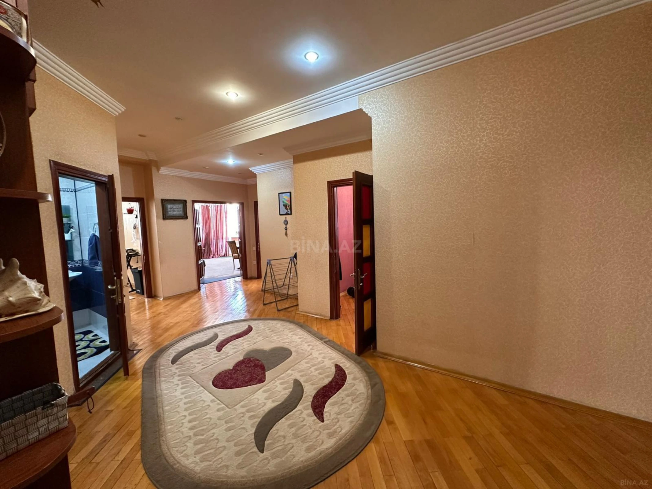 Satılır 4 otaqlı mənzil 162 m²
