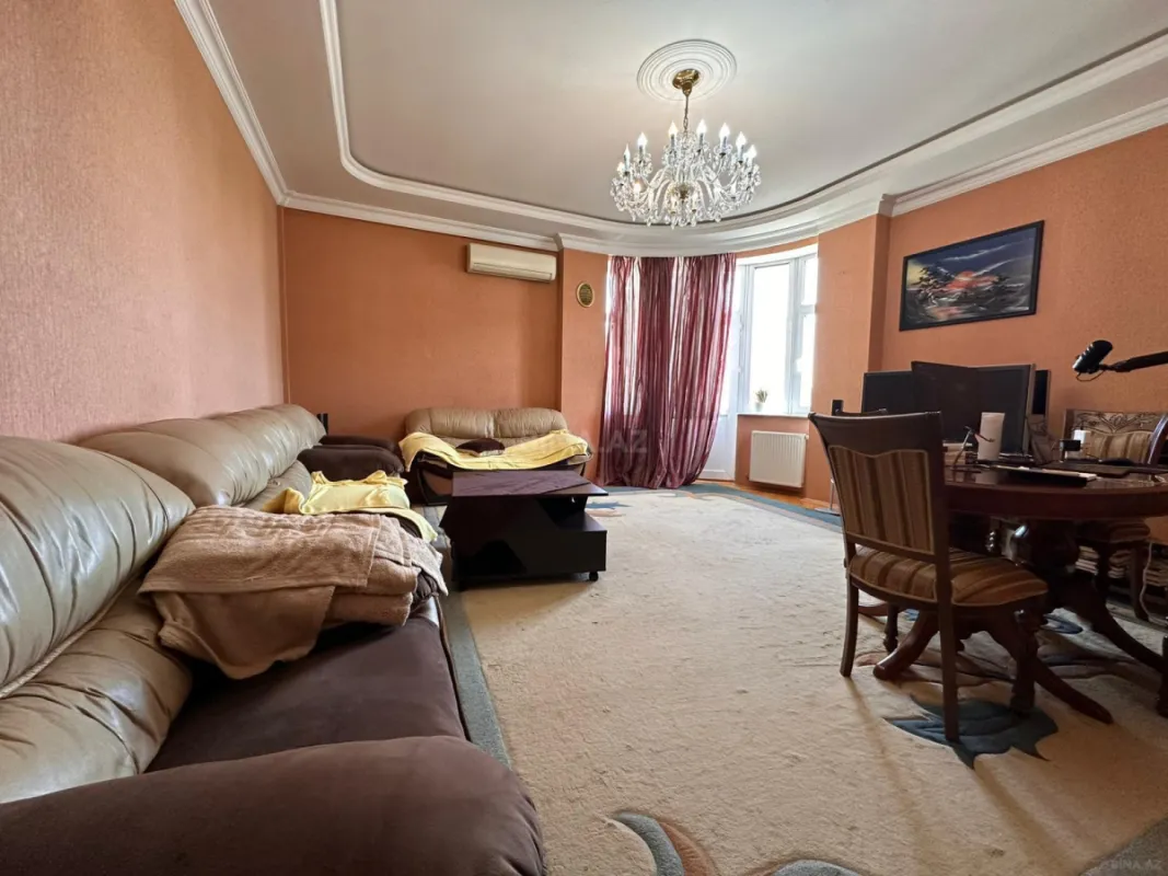 Satılır 4 otaqlı mənzil 162 m²