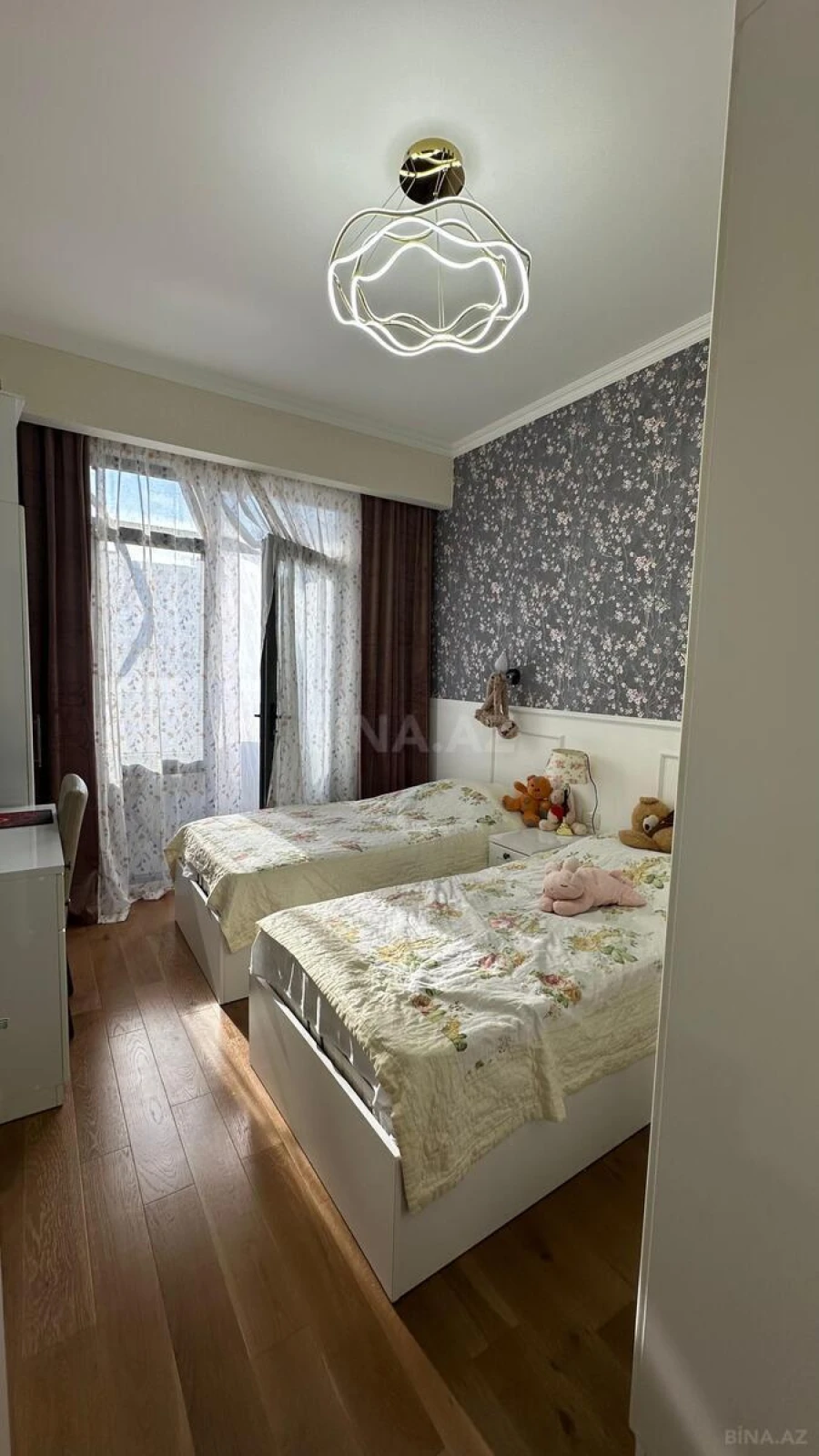 Satılır 4 otaqlı mənzil 121 m²