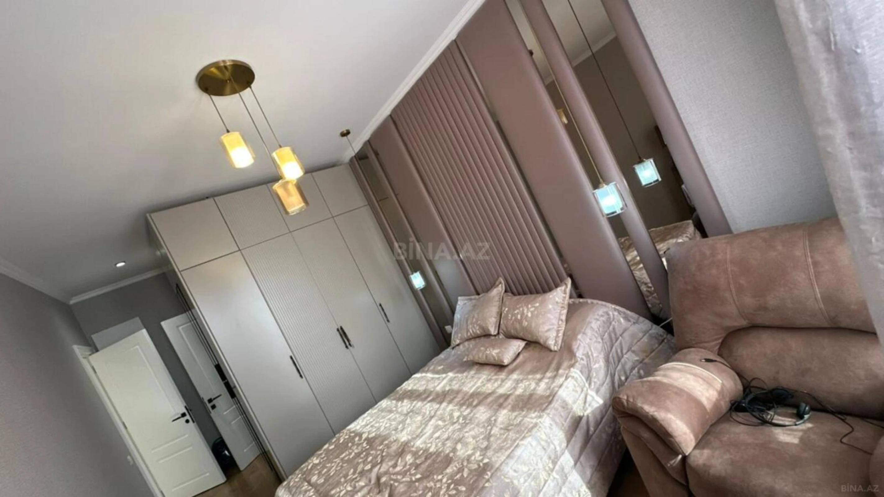 Satılır 4 otaqlı mənzil 121 m²