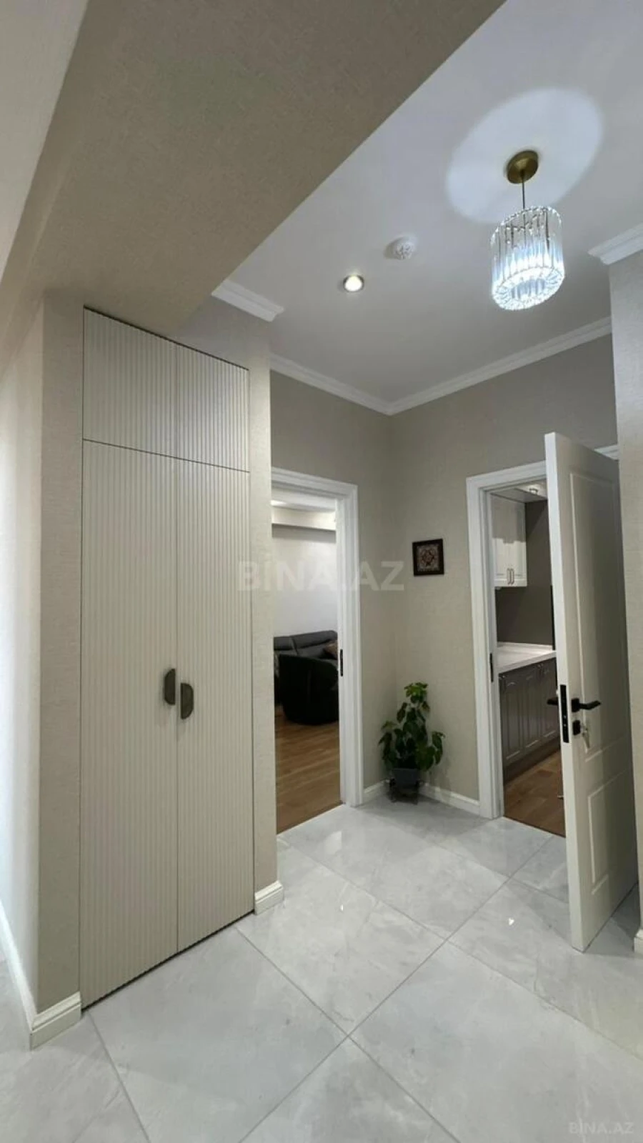 Satılır 4 otaqlı mənzil 121 m²